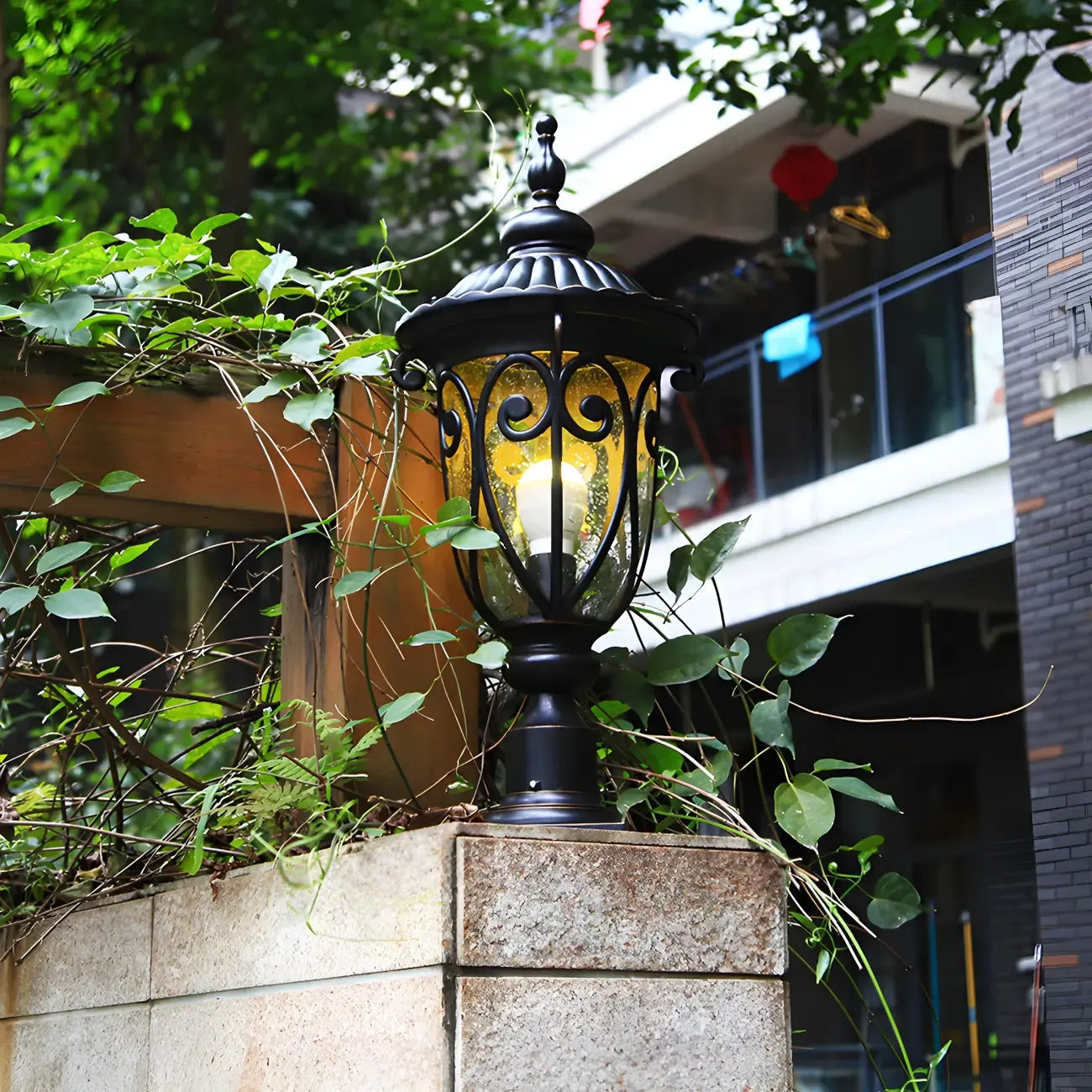 Retro Elegant Wired Black Metal Decorative Post Cap Light